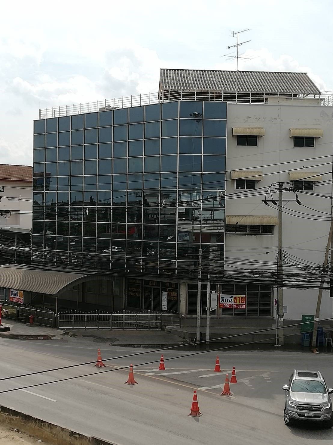 ขายด่วน อาคารสำนักงาน ติดถนนพระรามสอง บางขุนเทียน กทม