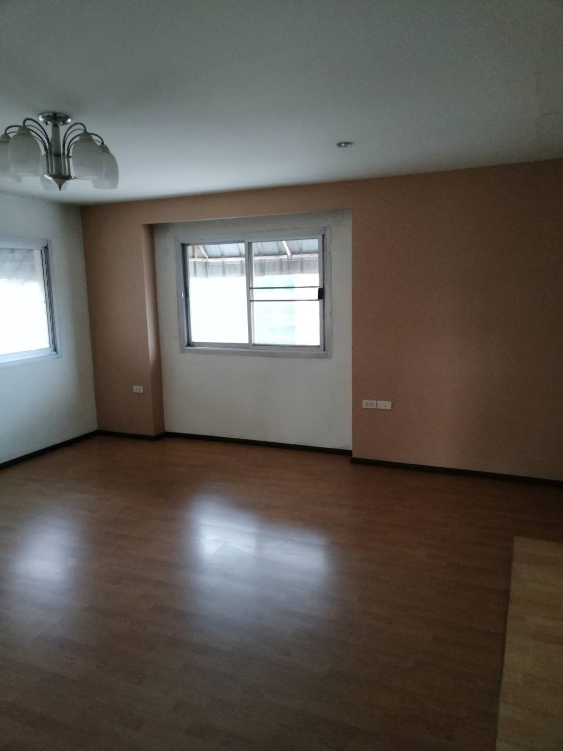 ขายด่วน อาคารสำนักงาน ติดถนนพระรามสอง บางขุนเทียน กทม