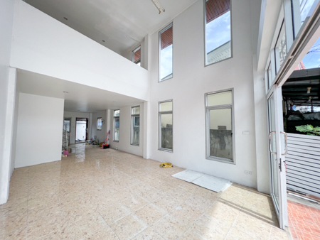 ขายอาคารพาณิชย์ 2 ชั้นครึ่ง เนื้อที่ 23 ตร.ว. ในย่านทำเลทองบนเกาะสมุย