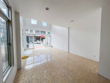 ขายอาคารพาณิชย์ 2 ชั้นครึ่ง เนื้อที่ 23 ตร.ว. ในย่านทำเลทองบนเกาะสมุย