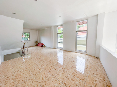 ขายอาคารพาณิชย์ 2 ชั้นครึ่ง เนื้อที่ 23 ตร.ว. ในย่านทำเลทองบนเกาะสมุย