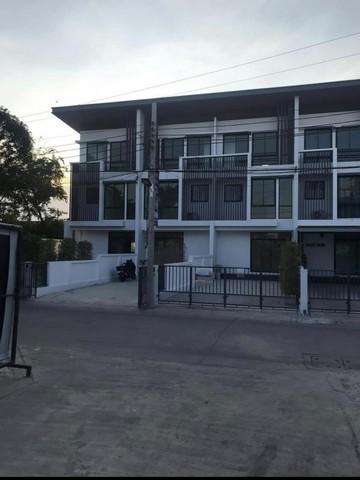 ให้เช่า Townhome 3 ชั้น โครงการ Cozy-โชคชัย4 สตรีวิทยา2 พื้นที่ 30 ตรว เนื้อที่ใช้สอย 240 ตรม.3 ห้องนอน3 ห้องน้ำ เข้า-ออกได้หลายทาง
