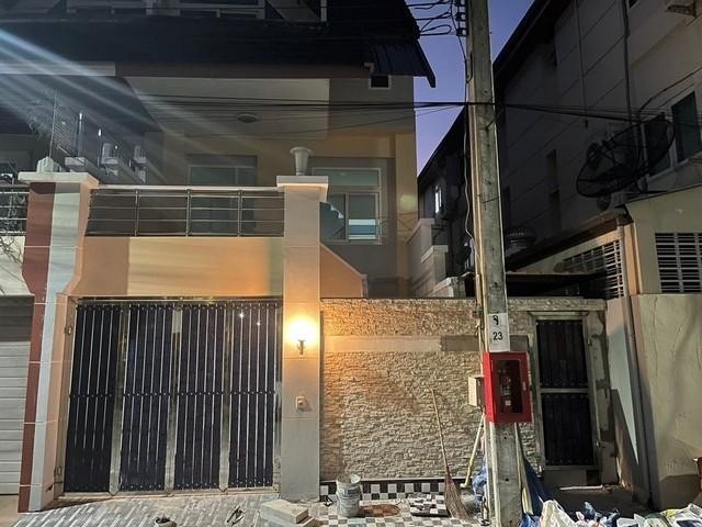 POR3530 ให้เช่า ทาวน์โฮม รีโนเวทใหม่ โครงการ เมอริท เพลส ซอยลาดพร้าว 87 แขวงคลองเจ้าคุณสิงห์ เขตวังทองหลาง เดินทางสะดวก ทะลุออกลาดพร้าว101 