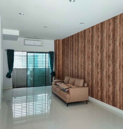  ให้เช่าทาวน์โฮม3ชั้น บ้านกลางเมือง วัชรพล มี 3ห้องนอน 3 ห้องน้ำ ใกล้ทางด่วนสุขาภิบาล5