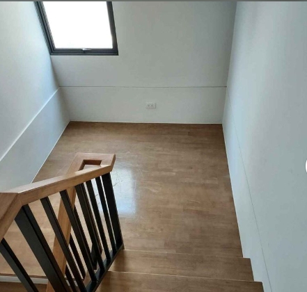  ให้เช่าทาวน์โฮม3ชั้น บ้านกลางเมือง วัชรพล มี 3ห้องนอน 3 ห้องน้ำ ใกล้ทางด่วนสุขาภิบาล5