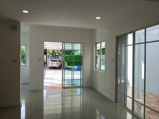 ขายทาวน์โฮม 2 ชั้น สไตล์บ้านเดี่ยว บางนา กม.8 ซ.มหาชัย หมู่บ้านเดอะวิลเลจ เนื้อที่ 28 ตารางวา 3 ห้องนอน 2 ห้องน้ำ รีโนเวทพร้อมเข้าอยู่