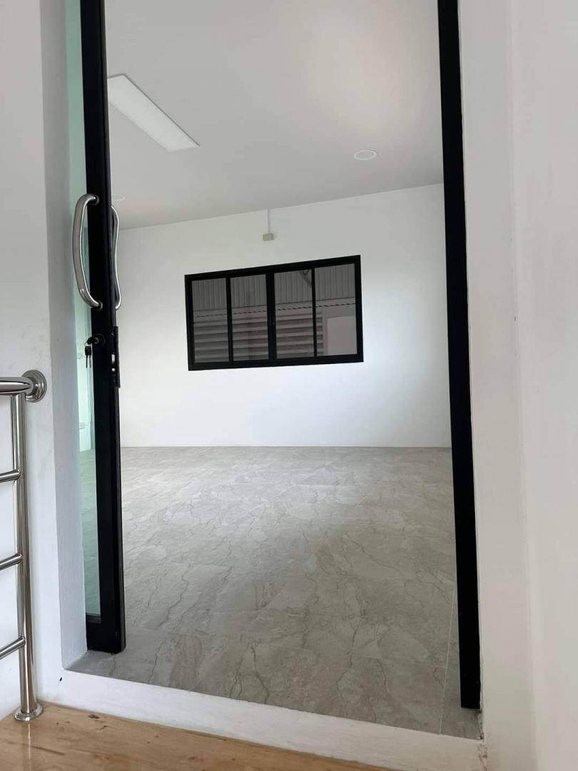 ให้เช่าโกดังใหม่พร้อมออฟฟิศ2ชั้น 1350 ตร.ม.ย่านกระทุ่มแบน สมุทรสาคร ไฟ3เฟส รถคอนเทรนเนอร์เข้าได้ พื้นรับน้ำหนัก 2-3 ตัน/ตร.ม