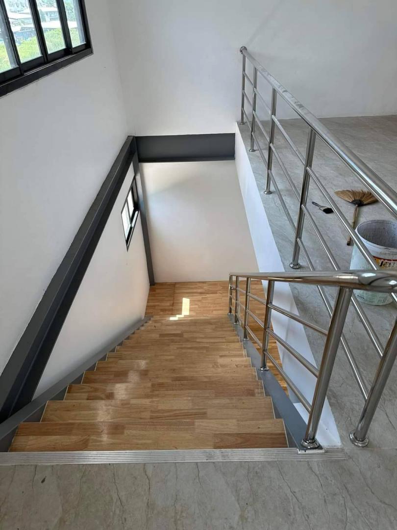 ให้เช่าโกดังใหม่พร้อมออฟฟิศ2ชั้น 1350 ตร.ม.ย่านกระทุ่มแบน สมุทรสาคร ไฟ3เฟส รถคอนเทรนเนอร์เข้าได้ พื้นรับน้ำหนัก 2-3 ตัน/ตร.ม