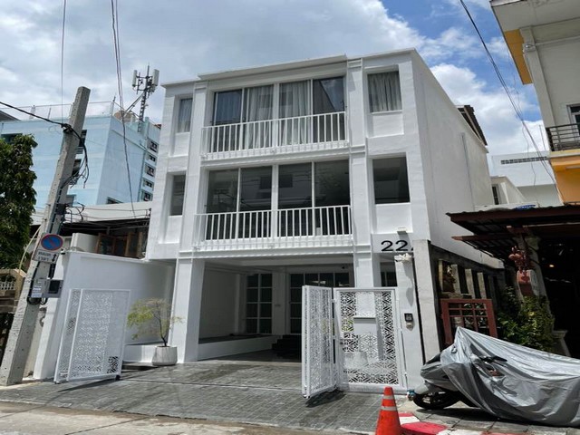 PO85 ขาย อาคาร ใกล้ม หาวิทยาลัย หอการค้าไทย วิภาวดีรังสิต เขตดินแดง เหมาะซื้อทำธุรกิจ ตึกรีโนเวทใหม่ทั้งหลัง