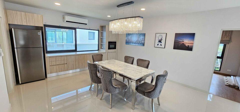 EPL-HR2860 ให้เช่าบ้านเดี่ยวสุดหรู 2ชั้น  ใกล้ IKEA เมกาบางนา หมู่บ้านเซนโทร บางนาพื้นที่ใช้สอย 289 ตารางเมตร 4 ห้องนอน 5 ห้องน้ำ ติดถนน