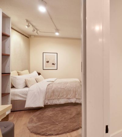 คอนโด 2 ห้องนอน กลางนิมมาน ซอย12 ตกแต่งห้อง สไตล์ Minimal Modern Art เฟอร์นิเจอร์ครบ เครื่องใช้ไฟฟ้าครบ 