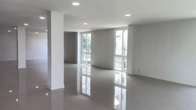 ขายโฮมออฟฟิศ 4 ชั้น 3 คูหา 924 ตรม. โครงการ รัชฎากาญจน์ รัชดา-สุทธิสาร สร้างใหม่ใจกลางเมือง บนถนนรัชดาภิเษก มีลิฟท์ ใกล้ MRT สุทธิสาร 