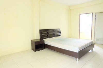APARTMENT - ขนาดเท่ากับ 200 Square Wah 18000000 BAHT ใกล้ umderwater world  บรรยากาศน่าอยู่ อยู่ใกล้โลตัส