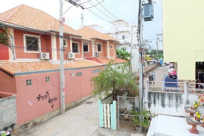 APARTMENT - ขนาดเท่ากับ 200 Square Wah 18000000 BAHT ใกล้ umderwater world  บรรยากาศน่าอยู่ อยู่ใกล้โลตัส