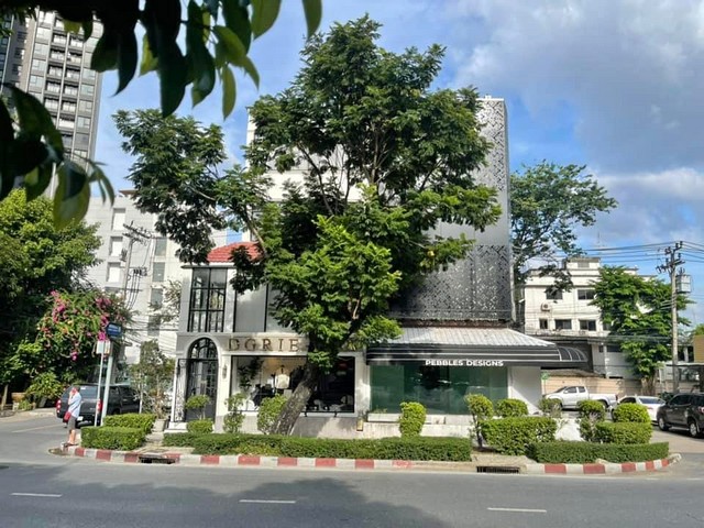 ให้เช่าอาคาร 3.5 ชั้น ติดถนนนราธิวาสราชนครินทร์ 25 ตรว พื้นที่ 400 ตร.ม เหมาะทำหน้าร้านโชวืสินค้า