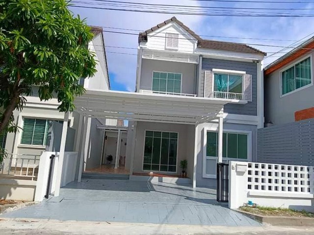 ขายทาวน์โฮม 2 ชั้น สไตล์บ้านเดี่ยว หมู่บ้านเดอะวิลเลจ บางนา กม.8 รีโนเวทพร้อมเข้าอยู่