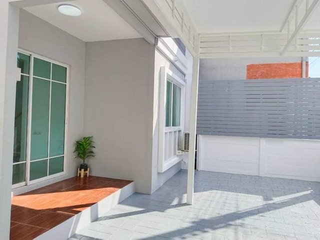 ขายทาวน์โฮม 2 ชั้น สไตล์บ้านเดี่ยว หมู่บ้านเดอะวิลเลจ บางนา กม.8 รีโนเวทพร้อมเข้าอยู่