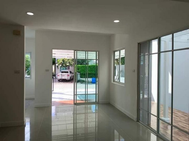 ขายทาวน์โฮม 2 ชั้น สไตล์บ้านเดี่ยว หมู่บ้านเดอะวิลเลจ บางนา กม.8 รีโนเวทพร้อมเข้าอยู่