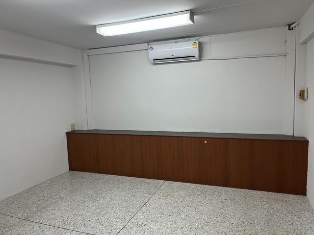 ให้เช่าอาคารพาณิชย์ 5 ชั้น เนื้อที่ 17 ตารางวา  6 ห้อง 4 ห้องน้ำ ทาสีใหม่ทั้งหลัง ใกล้สถานี BTS เอกมัย