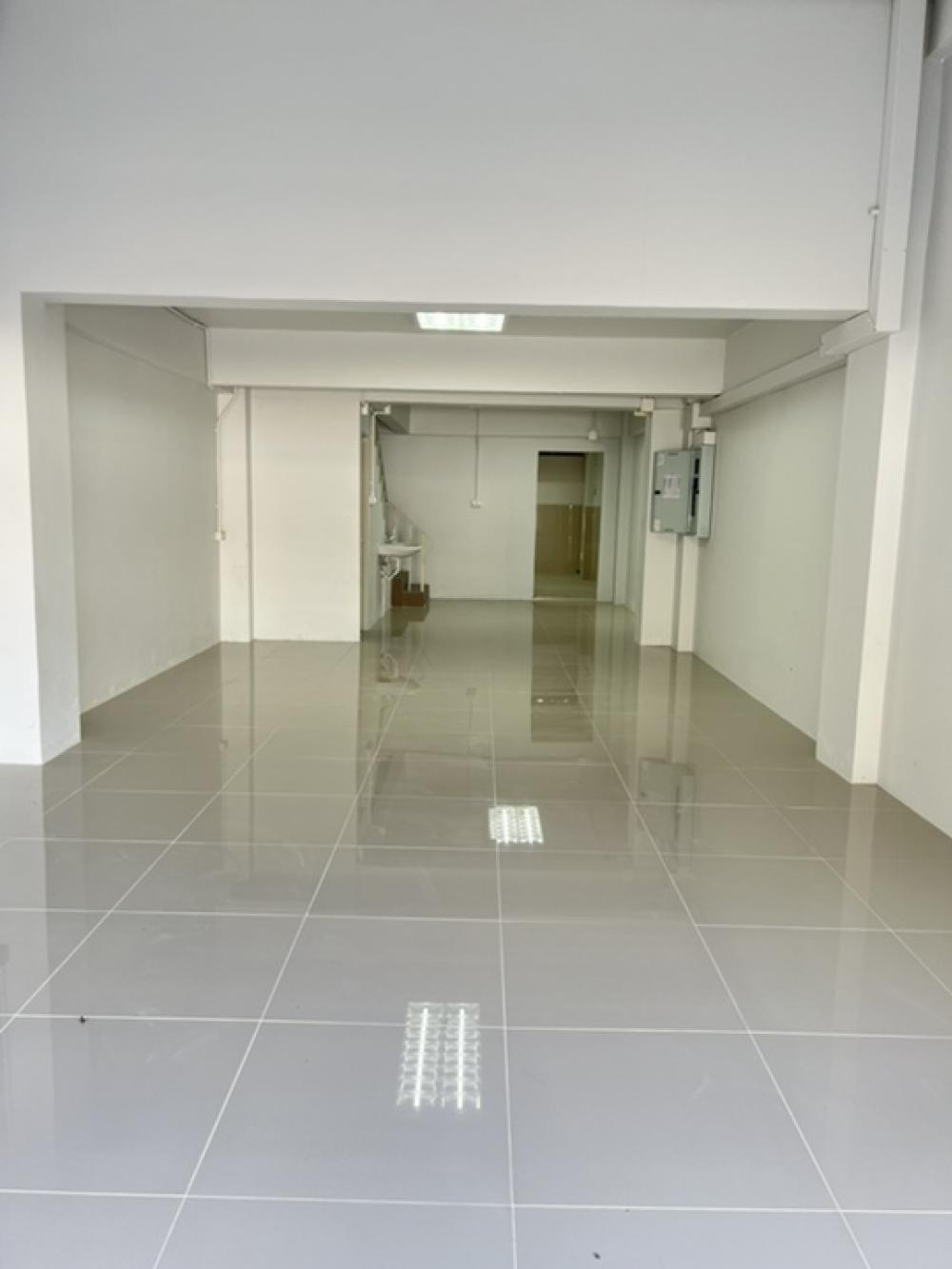 ให้เช่าอาคารพาณิชย์ 4 .5 ชั้นพร้อมดาดฟ้า ใกล้สถานีรถไฟฟ้า BTS  แบริ่ง  ประมาณ 1 กิโลเมตร เหมาะทำสำนักงานออฟฟิศ และค้าขาย