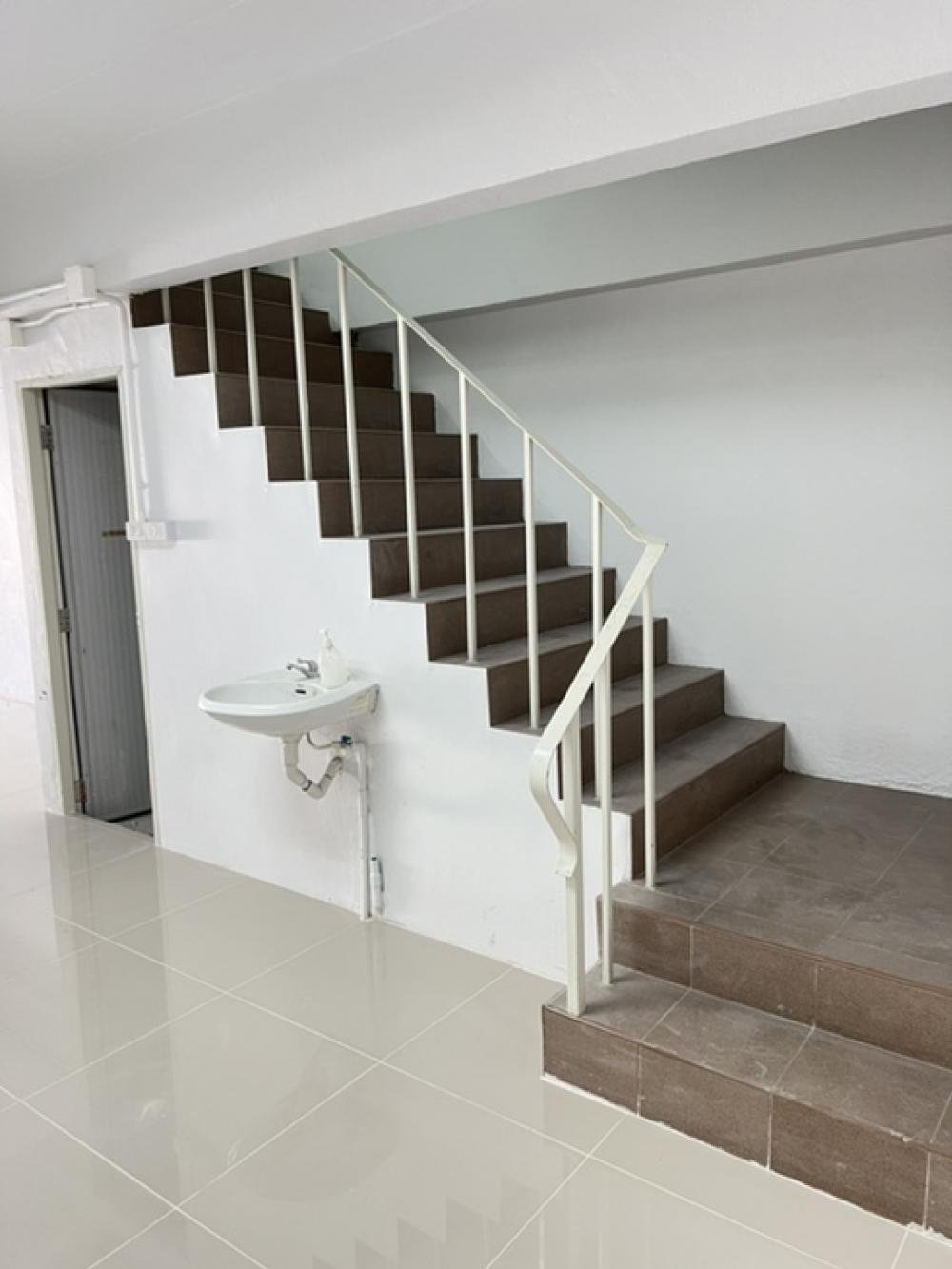 ให้เช่าอาคารพาณิชย์ 4 .5 ชั้นพร้อมดาดฟ้า ใกล้สถานีรถไฟฟ้า BTS  แบริ่ง  ประมาณ 1 กิโลเมตร เหมาะทำสำนักงานออฟฟิศ และค้าขาย