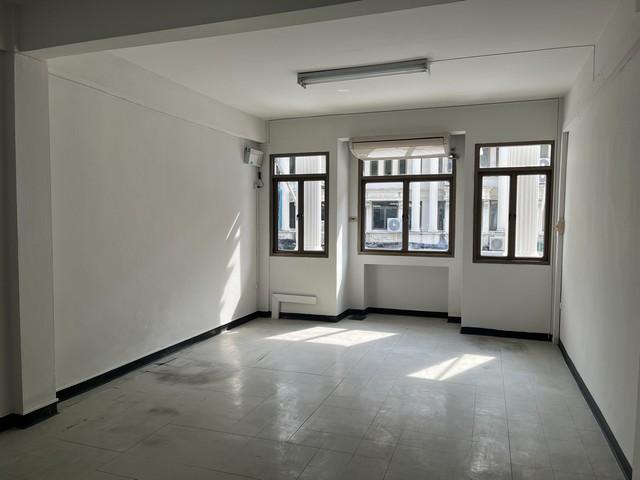 ให้เช่าอาคารพาณิชย์ 5 ชั้น  สุขุมวิท เอกมัย Ekamai Complex เนื้อที่ 17 ตารางวา 6 ห้อง 4 ห้องน้ำ ระหว่างเอกมัย 19 กับ 21 ทาสีใหม่ทั้งหลัง 