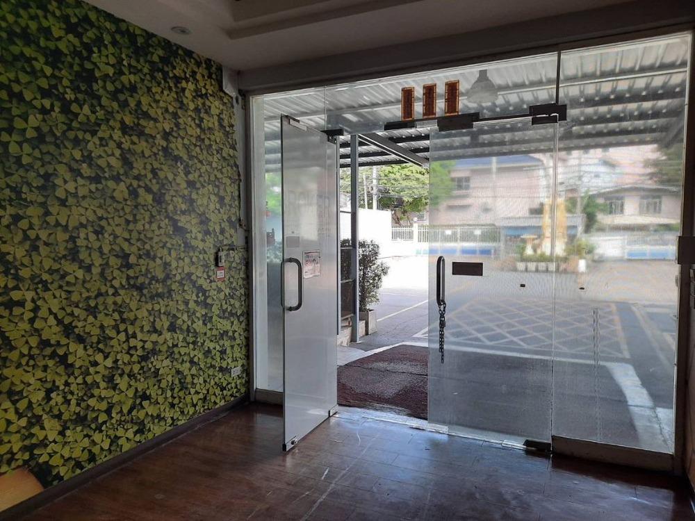 ให้เช่าอาคารสำนักงาน ย่านรามอินทรา-วัชรพล บางเขน พื้นที่ใช้สอยทั้งหมด 2400 ตารางเมตร จอดรถได้ประมาณ 20-30 คัน แนวรถไฟฟ้าสายสีชมพู 