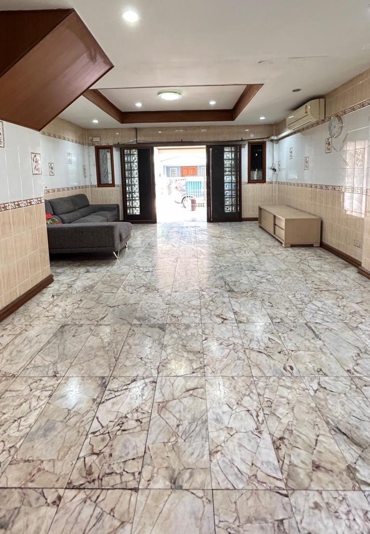 EPL-HR2876 ขายหรือให้เช่าทาวน์โฮม 3 ชั้น ใกล้ห้างเดอะไนน์พระราม9 โครงการบ้านกลางเมือง พระราม 9 ซอย43 นื้อที่ 24 ตารางวา 4 ห้องนอน 3 ห้องน้ำ