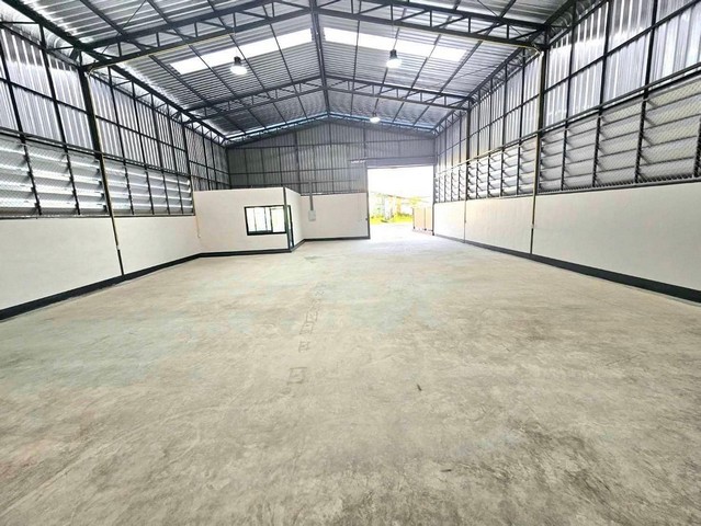 ให้เช่าโกดังคลังสินค้าสร้างใหม่ 450 ตรม. พร้อมออฟฟิศติดแอร์ จอดรถ 12 คัน โกดังสูง 7 เมตร ย่านลำลูกกาคลอง 4 ใกล้ทางด่วน 