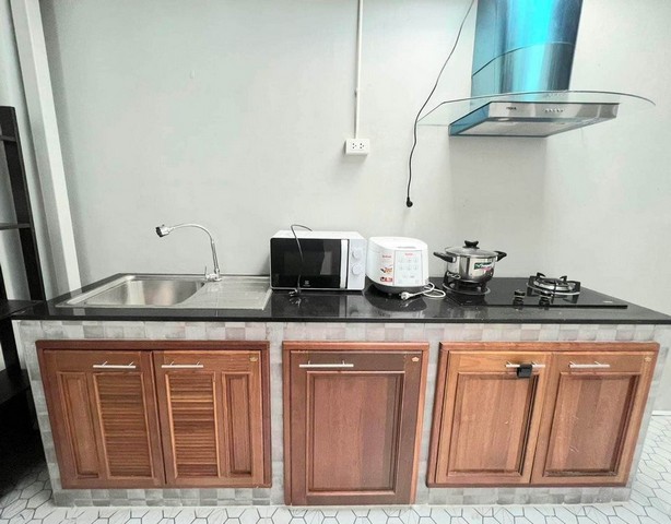 ขายทาวน์โฮม 2 ชั้นหลังมุม 3 ห้องนอน โครงการโกลเด้นทาวน์ 3 บางนา-สวนหลวง หน้าบ้านหันทิศเหนือ *** ขายพร้อมผู้เช่า 