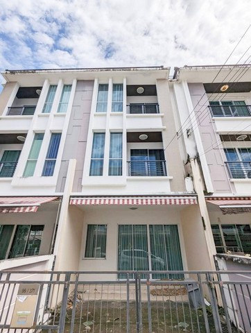 ให้เช่าทาวน์โฮม 3 ชั้น บ้านกลางเมืองเอสเซ้นส์ สาทร-ตากสิน2