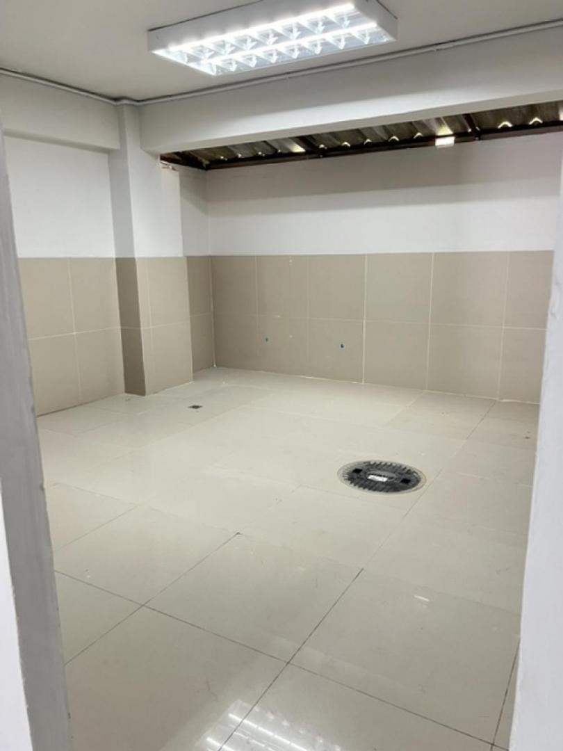 ให้เช่าอาคารพาณิชย์ 4 .5 ชั้น ซอยลาซาล ใกล้สถานีรถไฟฟ้า BTS แบริ่ง ประมาณ 264 ตร.ม.  มีห้องน้ำ 4 ห้อง พร้อมดาดฟ้า 