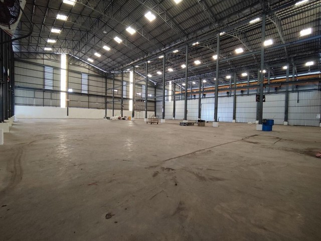 C4081 ให้เช่าโกดังพร้อมออฟฟิศ พื้นที่ 1,900 ตารางเมตร ติดถนนเศรษฐกิจ1 ถนน 6 เลน ย่านอ้อมน้อย ใกล้แยกเพชรเกษม