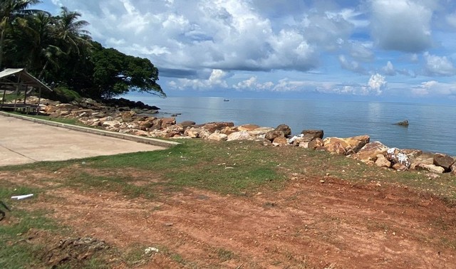 ที่ดินเปล่า หาดศาลเจ้า, จ.ตราด (4-2-2 ไร่) ที่ติดหาดสวยมาก มองเห็นวิวทะเลชัดเจน เเถมเดินทางไปเกาะกูดเเสนง่าย