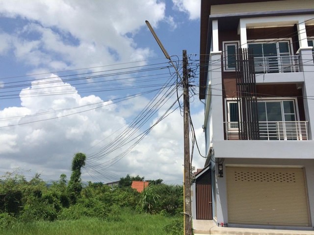 ขายอาคารพาณิชย์ 3 ชั้น (22.3 ตร.ว. หรือ 260 ตร.ม.) หลังเมกาโฮม แม่สอด, จ.ตาก, ราคาขาย 3,499,999 บาท (13,462 บาท/ตร.ม.)อาคารสวยน่าลงทุนวิวดีบรรยากาศโครตได้