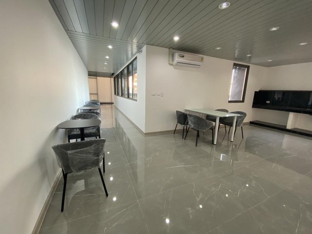 ให้เช่าพื้นที่สำนักงาน 1000 ตารางเมตร ชั้น 3 พร้อมอุปกรณ์สำนักงาน ย่านรัชดา ใกล้ MRT สุทธิสาร