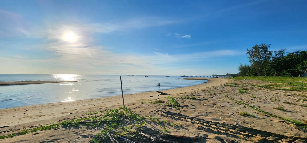พิเศษที่ดินวิวสวยติดทะเลหาดละแม ใกล้โครงการท่าเรือชุมพร 3.5 ล้าน