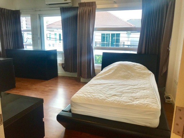 รหัส:  1549 ต้องการให้เช่า บ้าน บางกอก บูเลอวาร์ด รามอินทรา 3 ใหญ่ขนาด 65 sq.wa 0 NGAN 0 Rai 4นอน4BATHROOM 50000 บาท VERY GOOD