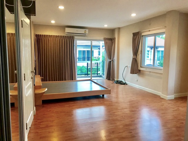 รหัส:  1549 ต้องการให้เช่า บ้าน บางกอก บูเลอวาร์ด รามอินทรา 3 ใหญ่ขนาด 65 sq.wa 0 NGAN 0 Rai 4นอน4BATHROOM 50000 บาท VERY GOOD