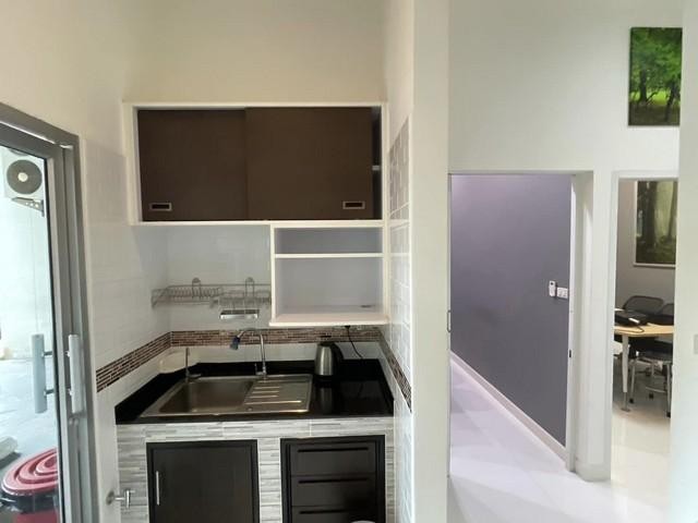 C4142 ให้เช่าและขายสำนักงานพื้นที่ 68.85 ตรม. ชั้น 1 อาคารสาธรเฮ้าส์ ติด BTS สุรศักดิ์ (สาทรเหนือ) แต่งสวย พร้อมเฟอร์นิเจอร์