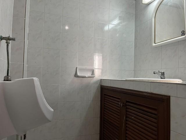 C4130 ให้เช่าอาคารพาณิชย์ 5 ชั้น Ekamai Complex ระหว่างเอกมัย 19 กับ 21 ทาสีใหม่ ใกล้BTS เอกมัย