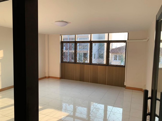 ขายอาคารพาณิชย์ ใกล้MRT  ตลาดนัดจตุจักร และ  MRTสุทธิสาร ถนนรัชดาภิเษก และถนนลาดพร้าวหลังมุม 4 ชั้น 