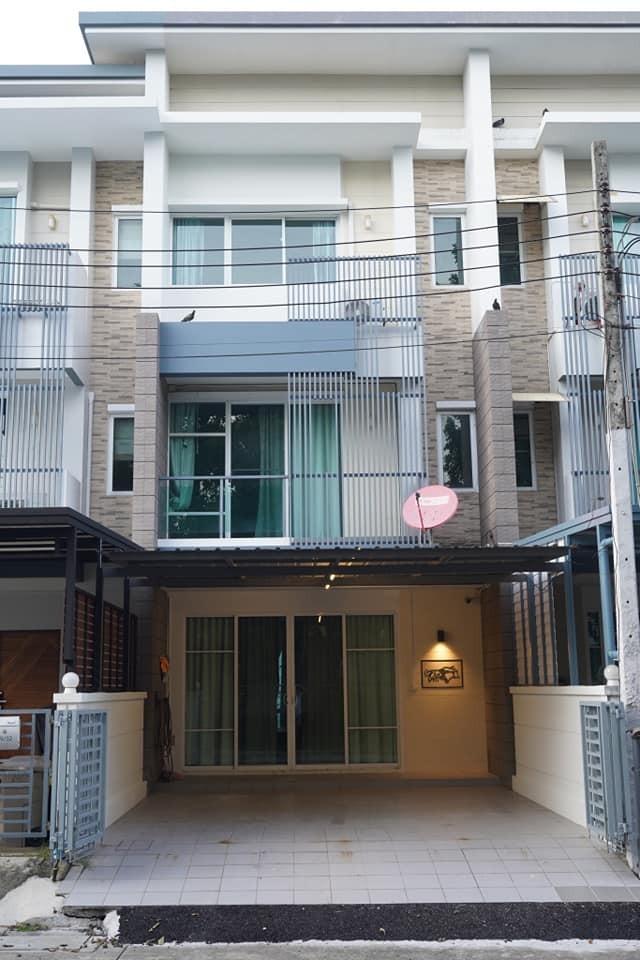 ให้เช่าทาวน์โฮม  ซอยโยธินพัฒนา11 หลัง CDC หมู่บ้านทาวน์พลัสเอ็กส์ ลาดพร้าว ขนาด 27 ตารางวา 180 ตรม. 3 ห้องนอน 3 ห้องน้ำ แอร์ 4 ตัว