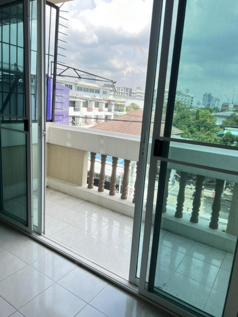 ให้เช่าอาคารพาณิชย์ 4 .5 ชั้น พร้อมดาดฟ้า ใกล้ BTS แบริ่ง เหมาะทำสำนักงานออฟฟิศ หรือค้าขาย