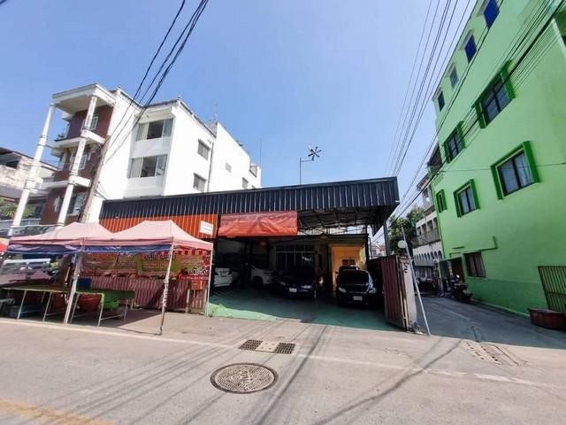 PT12 ขายที่ดิน พร้อมบ้าน เดี่ยว 2 ชั้น ซอยสุขุมวิท 49 ใกล้โรงพยาบาลสมิติเวช BTS พร้อมพงษ์ ทองหล่อ หลังมุม 86 ตรว. ผังสีน้ำตาล 