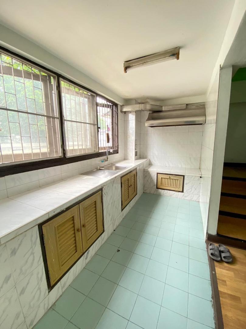 ให้เช่า อาคารพาณิชย์ 2คูหา 4.5 ชั้น ย่านพระราม 3 ยานนาวา ตีทะลุกัน พื้นที่ 576 ตารางเมตร มี 4 ห้องน้ำ จอดรถ 2 คัน 