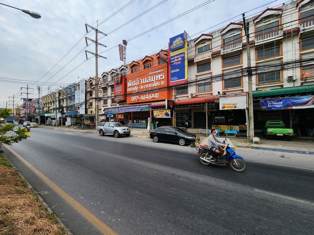 ขายอาคารพาณิชย์ 4 ชั้นครึ่ง 16 ตารางวา ติดถนนเศรษฐกิจ1 ใกล้สามแยก กระทุ่มแบน เพียง 200 เมตร . 