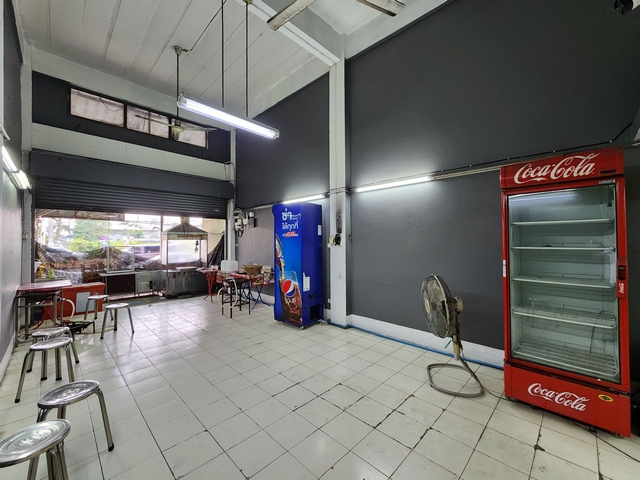 ขายอาคารพาณิชย์ 4 ชั้นครึ่ง 16 ตารางวา ติดถนนเศรษฐกิจ1 ใกล้สามแยก กระทุ่มแบน เพียง 200 เมตร . 