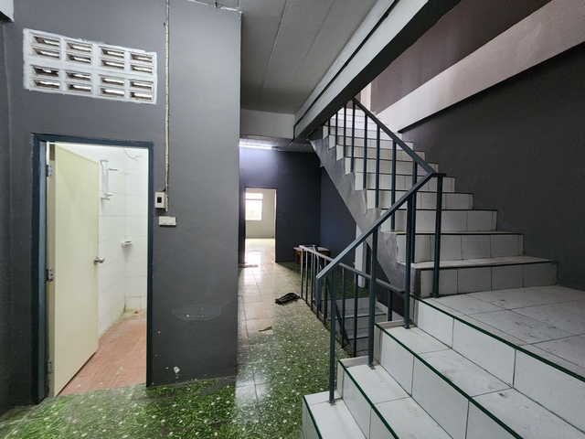 ขายอาคารพาณิชย์ 4 ชั้นครึ่ง 16 ตารางวา ติดถนนเศรษฐกิจ1 ใกล้สามแยก กระทุ่มแบน เพียง 200 เมตร . 