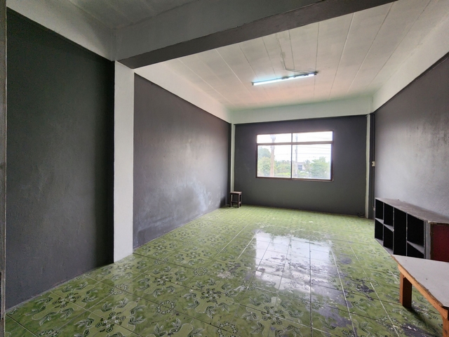 ขายอาคารพาณิชย์ 4 ชั้นครึ่ง 16 ตารางวา ติดถนนเศรษฐกิจ1 ใกล้สามแยก กระทุ่มแบน เพียง 200 เมตร . 